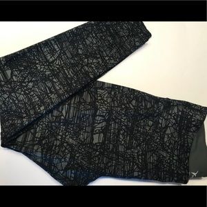 Old Navy army green and black patterned legginings